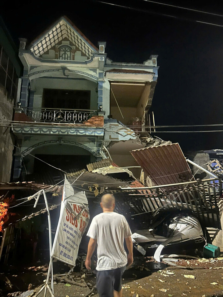Nhà 2 tầng tại thôn Hợp Tiến, xã Chi Lăng bị hư hại nặng do đá cỡ lớn sạt lở. Ảnh: D.L