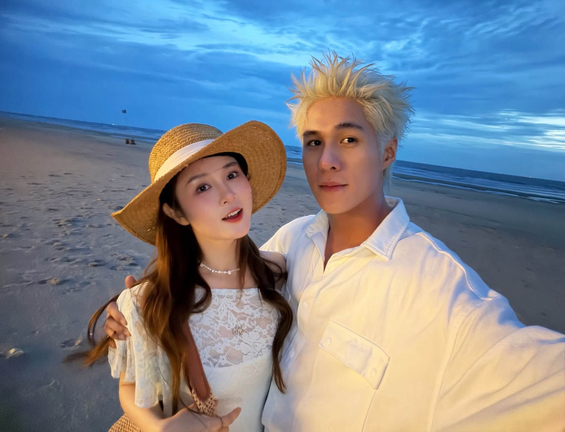 Otis và người yêu lớn hơn 7 tuổi - Ribi Sachi.