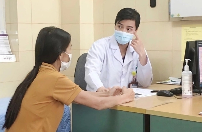 Bác sĩ Nam tư vấn sức khỏe cho người bệnh. (Ảnh minh hoạ)