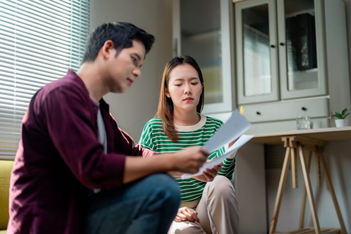 Để không còn bị cầm hết chi tiêu, tôi làm bảng lương “giả” để nộp cho vợ.