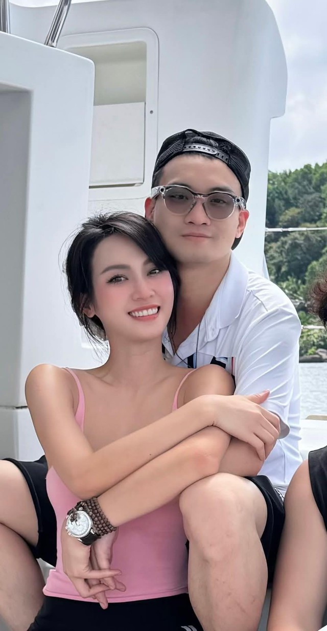 Vũ Thuý Quỳnh lộ bụng bầu vượt mặt, đi khệ nệ trên sóng livestream - Ảnh 6.