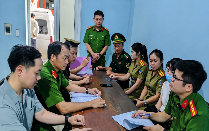 Phòng Cảnh sát hình sự (Công an Hà Tĩnh) phối hợp với lực lượng chức năng nước bạn Lào, Bộ đội biên phòng Hà Tĩnh bắt giữ thành công đối tượng truy nã đặc biệt nguy hiểm Hoàng Thuỳ Linh. (Ảnh:Công an Hà Tĩnh)