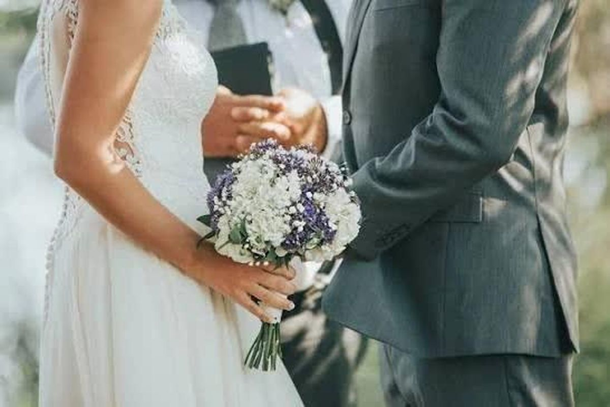 Khi bố mẹ ly hôn: Viết tên ai trên thiệp cưới, mời ai đến ngày vui? - Ảnh 1.