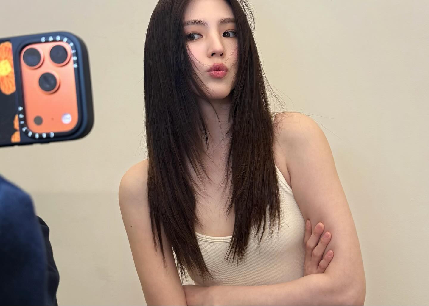 Han So Hee gây chú ý với màn “F5” tóc vàng, visual mới khiến fan ngóng phim插图 Dù gắn liền với hình tượng cá tính nhưng Han So Hee vẫn trung thành với những màu tóc tối.