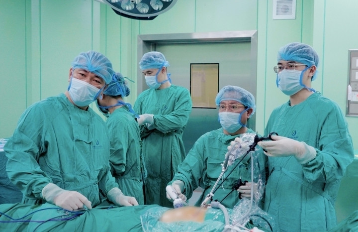 Các bác sĩ phẫu thuật cho bệnh nhân. (Ảnh: BVCC)