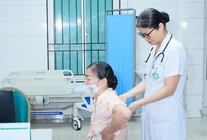 PGS.TS Phạm Cẩm Phương thăm khám cho người bệnh.
