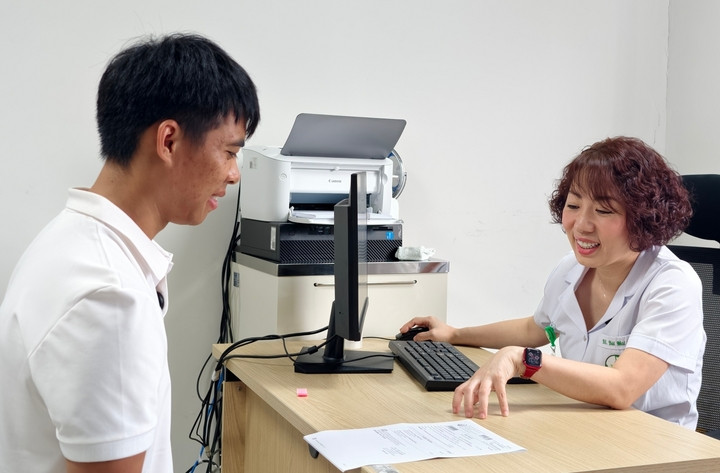 Bác sĩ tư vấn sức khoẻ cho người bệnh.