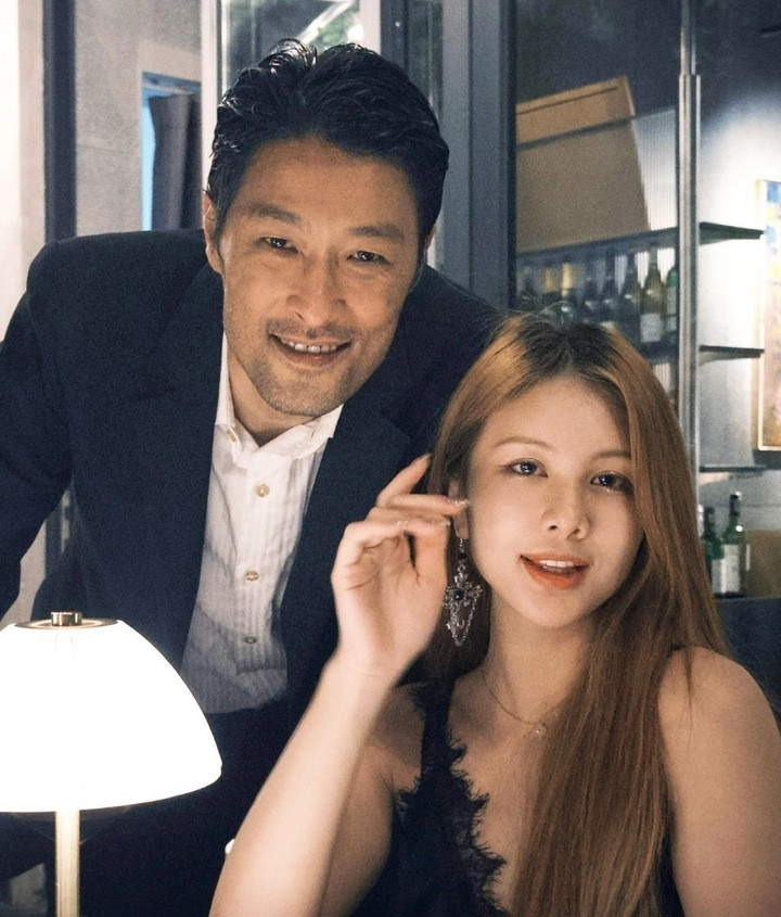 Johnny Trí Nguyễn và bạn gái tin đồn.