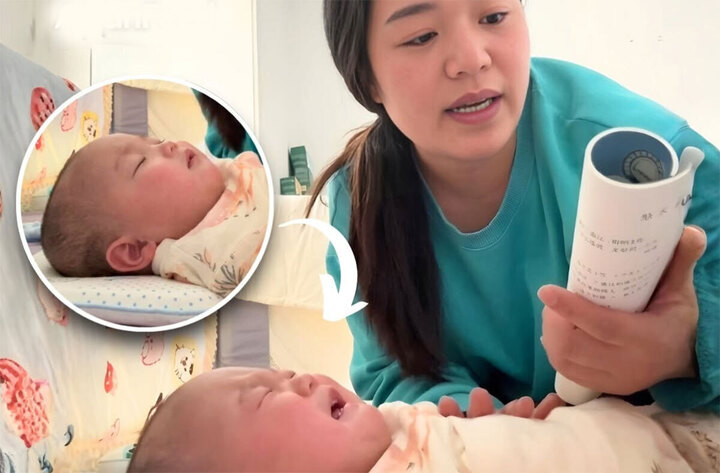 Đứa trẻ đang quấy khóc dần ngủ ngon khi mẹ giảng toán.