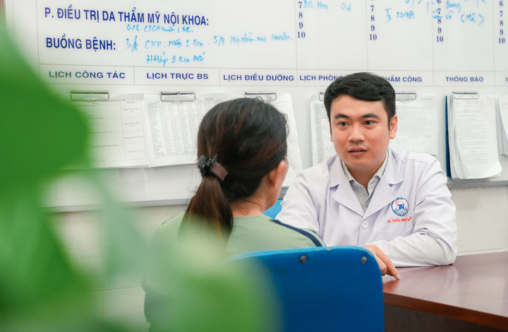 Người phụ nữ gặp biến chứng sau phẫu thuật mi mắt. (Ảnh: BVCC)