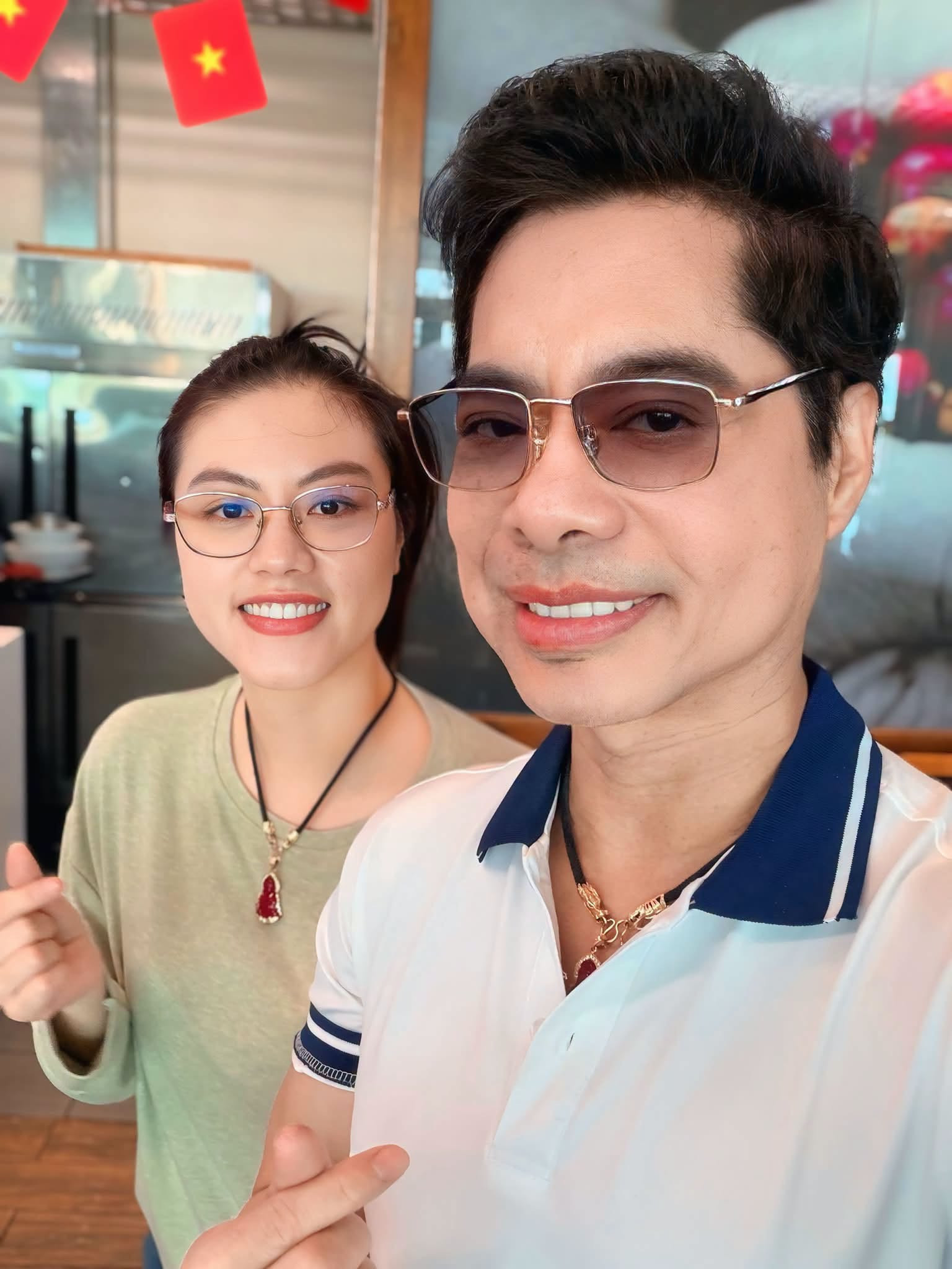 Ca sĩ Ngọc Sơn thân thiết nữ trợ lý, hoa hậu Jennifer Phạm cá tính giữa đại lộ插图 786455571_1713047779754051_8090672320216523170_n.jpg