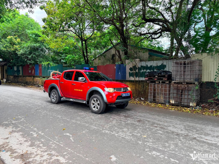 Cháy nhà xưởng ở Hà Nội, khói đen cuồn cuộn - 6