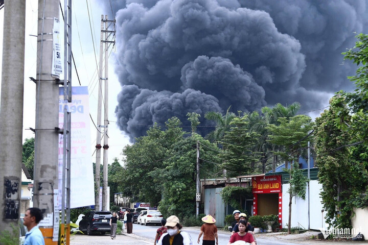Cháy nhà xưởng ở Hà Nội, khói đen cuồn cuộn - 3