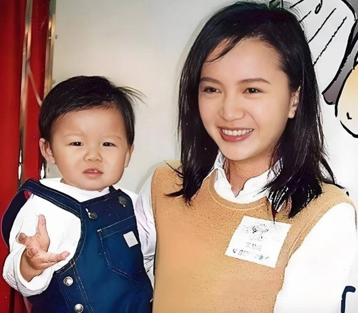 Tăng Hoa Thiên trở thành mẹ đơn thân sau khi ly hôn.