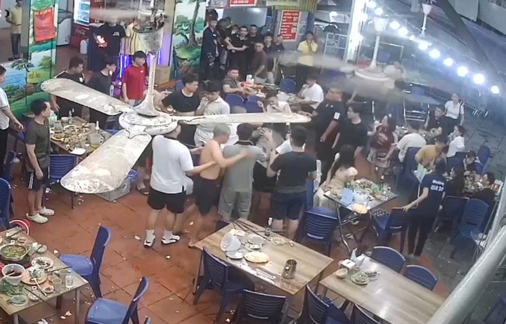 Nhóm người hành hung khách tại quán ăn