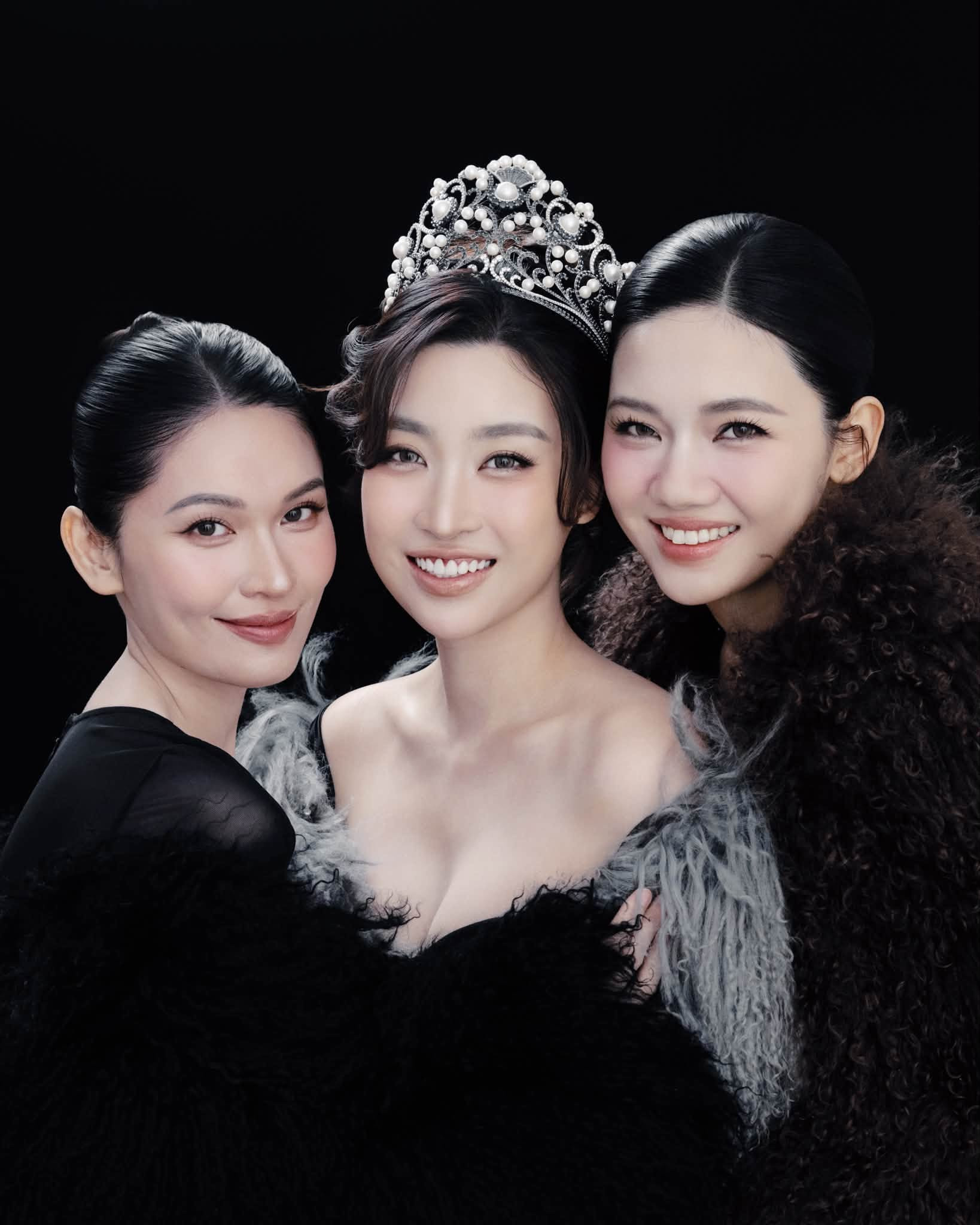 https://static-images.vnncdn.net/vps_images_publish/000001/000003/2026/8/29/hoahaumylinh4-1826.jpg
