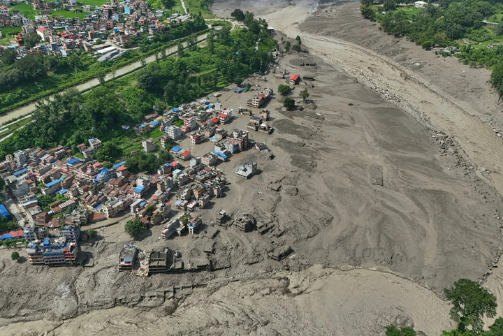 Lũ quét khiến 7 người thiệt mạng ở Tây Tạng, số người thương vong ở Nepal tăng lên gần 600. (Ảnh: AP)