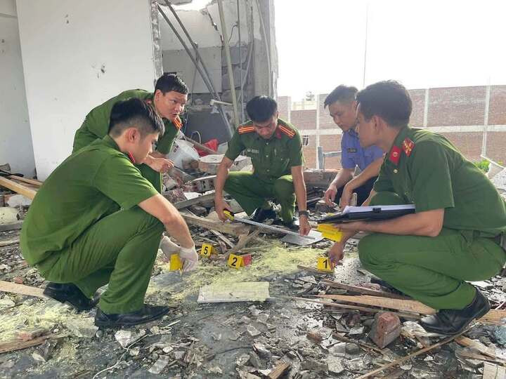 Cơ quan công an khám nghiệm hiện trường.