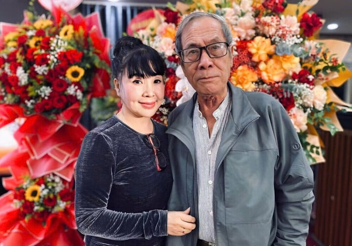 Bức ảnh hiếm hé lộ nhan sắc thời trẻ của NSND Lan Hương 'Em bé Hà Nội'插图3 Vợ chồng NSND Lan Hương.