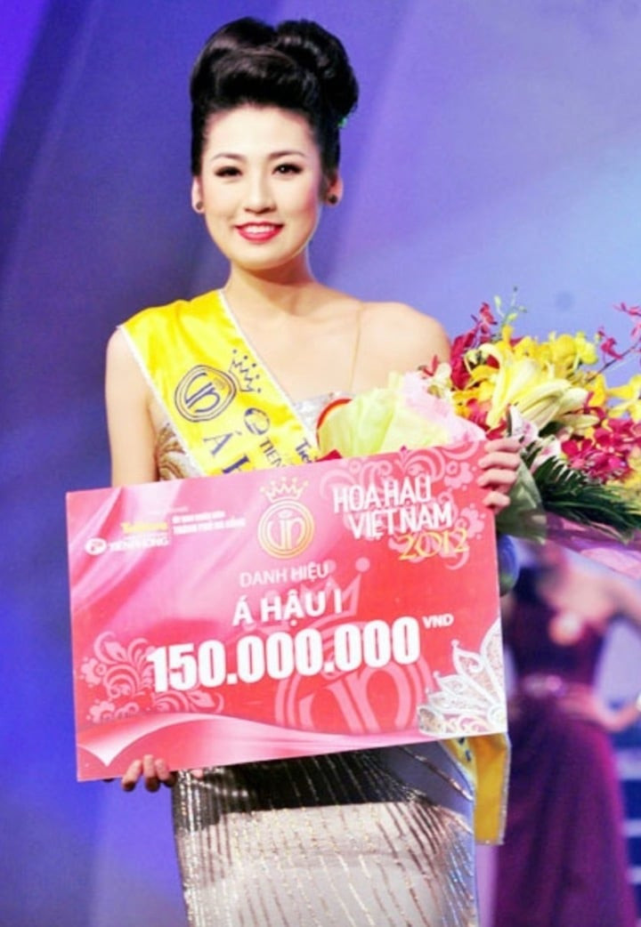Dương Tú Anh giành ngôi vị Á hậu 1 Hoa hậu Việt Nam 2012. Thời điểm đó, cô là sinh viên năm nhất tại Học viện Báo chí và Tuyên truyền.