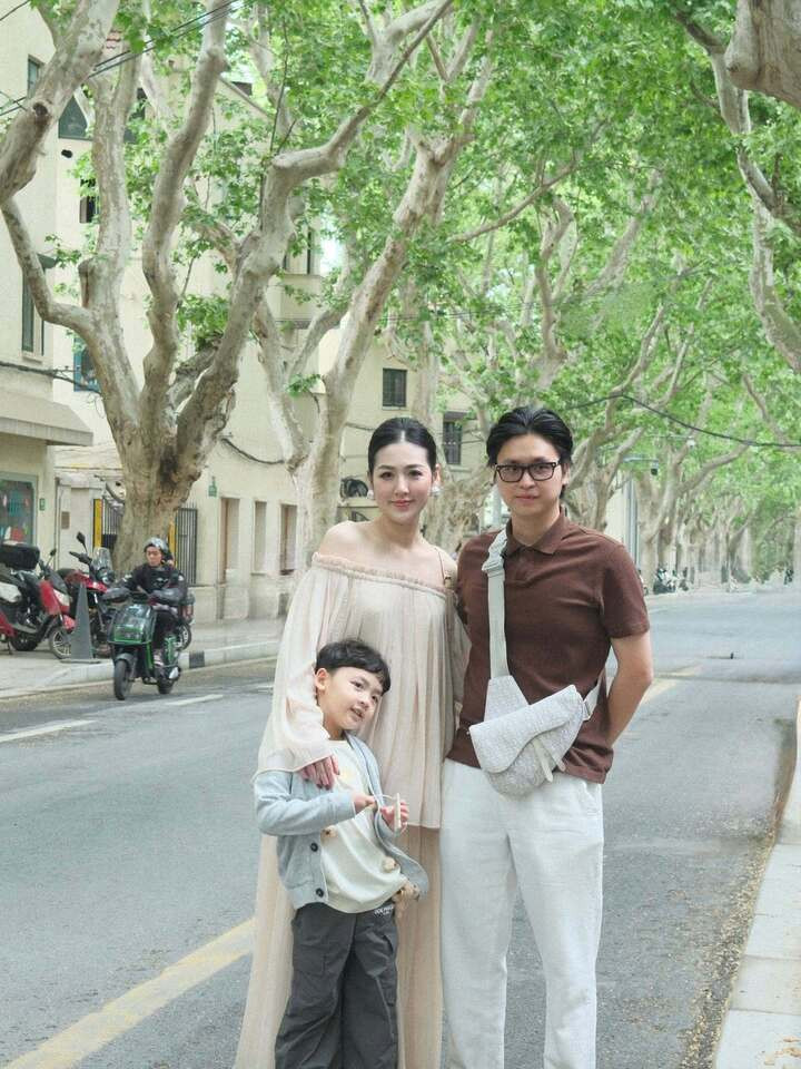Khi con trai được 6 tháng tuổi, người đẹp sinh năm 1993 bắt đầu quay trở lại với công việc kinh doanh. Tú Anh được ông xã ủng hộ trong việc theo đuổi công việc riêng. Cô từng tâm sự có chồng san sẻ việc chăm con.