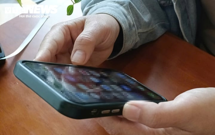 Chị Mai Anh xử lý công việc ngoài giờ hành chính. (Ảnh: NVCC)