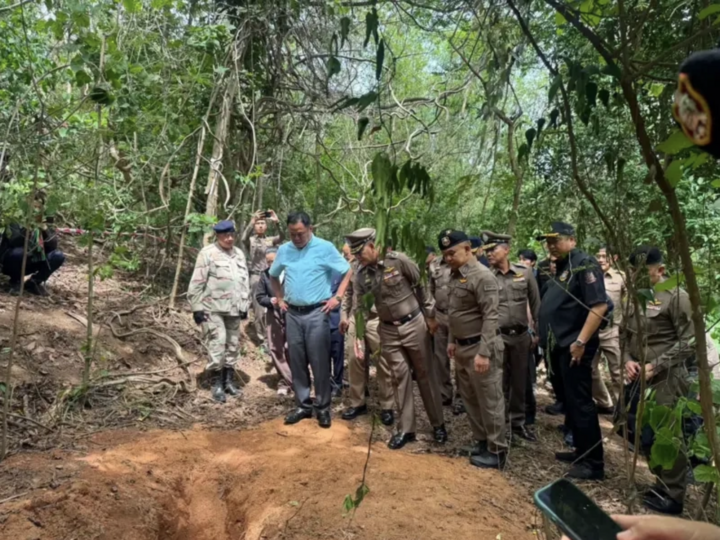 Thủ tướng Thái Lan cùng cảnh sát đến hiện trường vụ án. (Ảnh: Royal Thai Police)