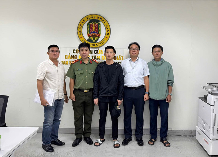 Lực lượng công an bàn giao đối tượng Wang Teasan cho phía Hàn Quốc (áo đen, đứng giữa). (Ảnh: CACC)