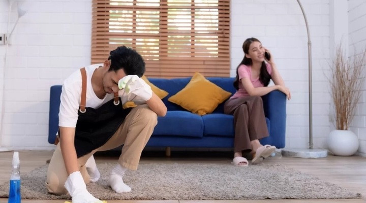 Lấy vợ trẻ, tôi phải vừa kiếm tiền, vừa làm hết tất cả việc nhà. (Ảnh: iStock)