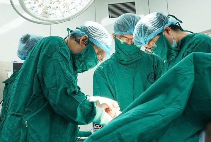 Ê-kíp thực hiện ca mổ cho bệnh nhân có u xơ tử cung trên nền đa bệnh lý. (Ảnh: BVCC)