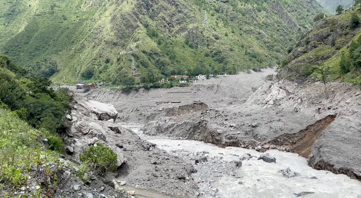 Thiệt hại tại Nhà máy thuỷ điện Chilime do lũ quét gây ra. (Ảnh: Reuters)
