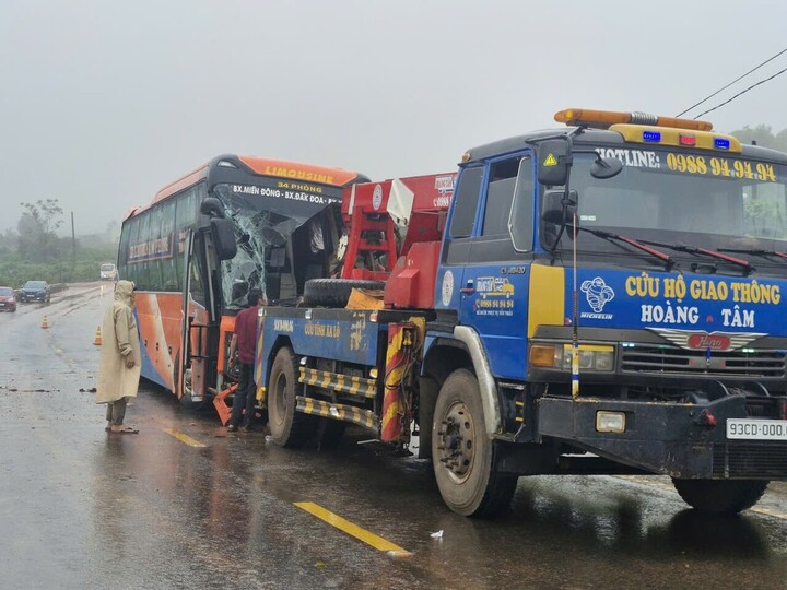 Chiếc xe khách được cẩu khỏi hiện trường.