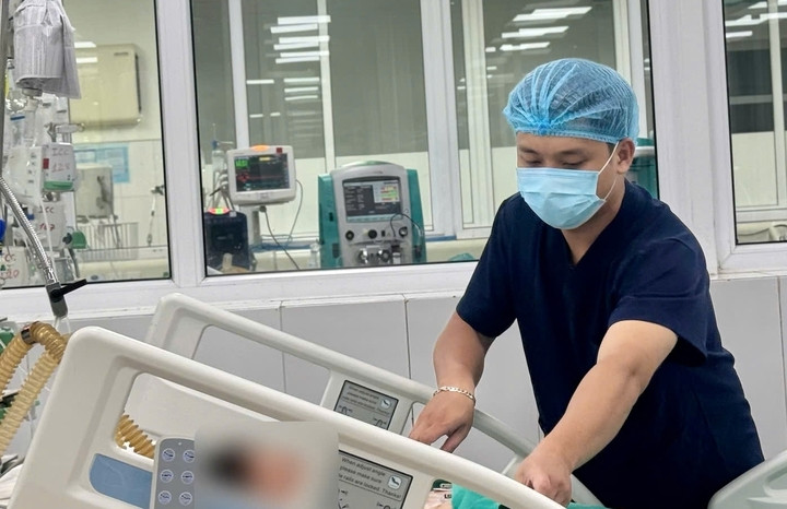 Nhân viên y tế kiểm tra sức khoẻ người bệnh. (Ảnh: Thanh Sơn)
