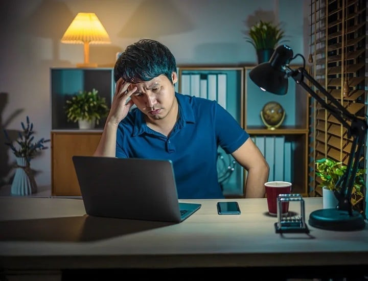 Nhiều người bị ép làm việc ngoài giờ nhưng không dám lên tiếng tố cáo công ty. (Ảnh minh họa: iStock)