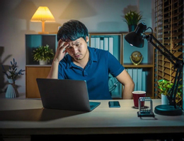 Nhiều người bị ép làm việc ngoài giờ nhưng không dám lên tiếng tố cáo công ty. (Ảnh minh họa: iStock)