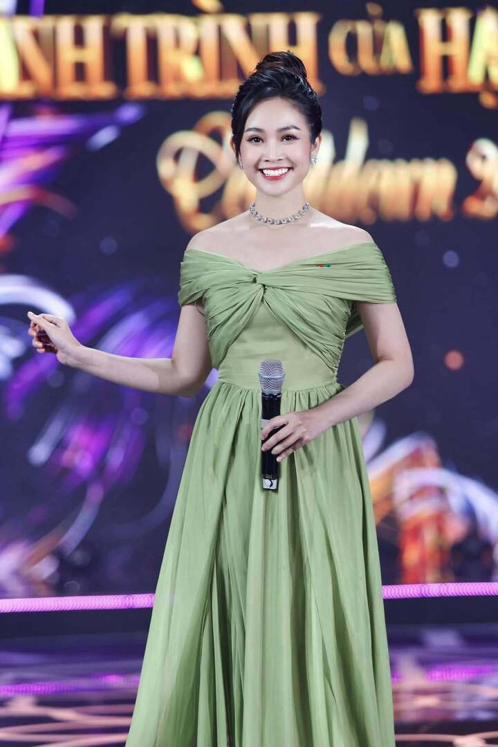 Thùy Linh sinh năm 1987, là gương mặt MC, BTV được yêu mến của VTV. Cô xuất hiện trên sóng truyền hình với vẻ ngoài nhẹ nhàng, duyên dáng, nụ cười rạng rỡ và phong thái điềm đạm.