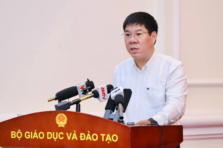 Ông Huỳnh Văn Chương, Cục trưởng Cục Quản lý chất lượng, Bộ Giáo dục và Đào tạo phát biểu tại họp báo.