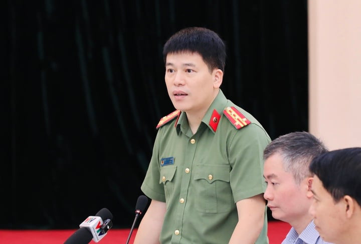 Đại tá Trần Hồng Quang thông tin tại họp báo.