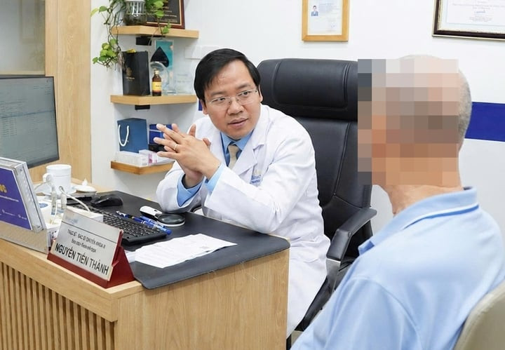 Bác sĩ Thành tư vấn sức khoẻ cho người bệnh. (Ảnh: BSCC)