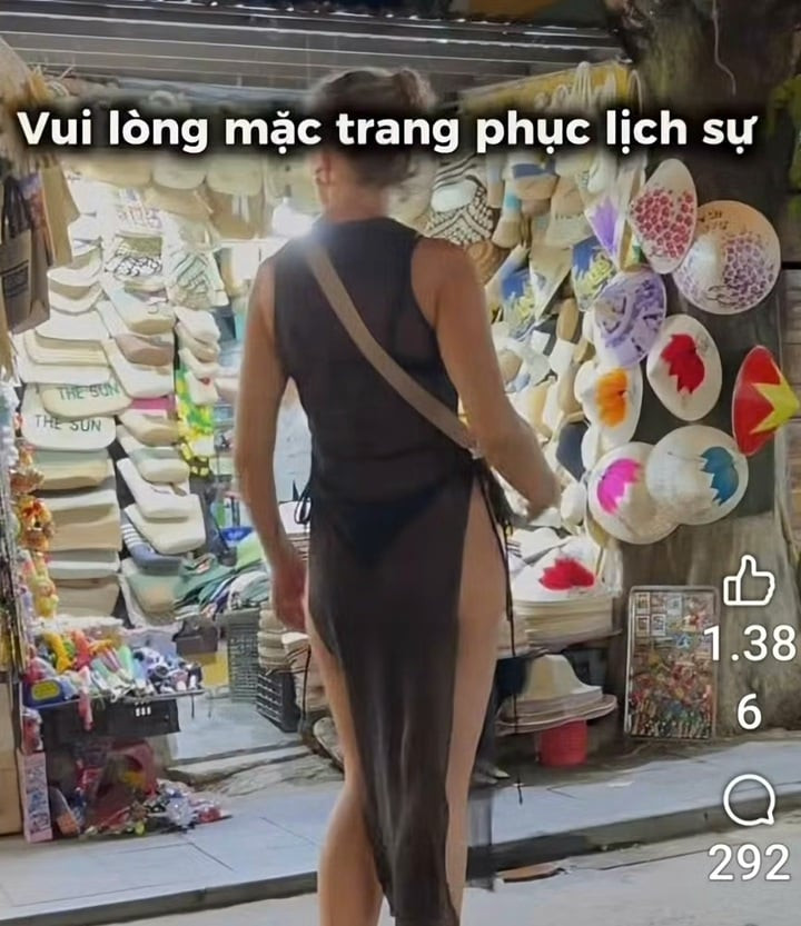 Nữ du khách mặc đồ phản cảm khi vào tham quan phố cổ Hội An. (Ảnh cắt từ clip)