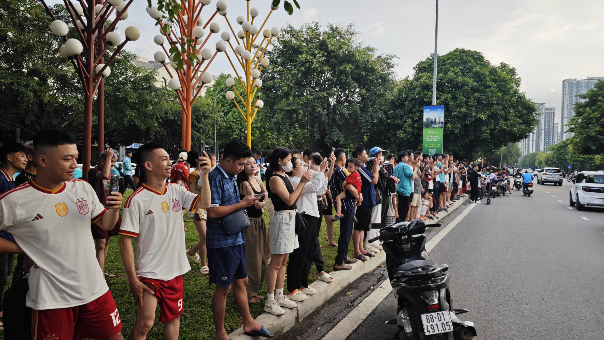 Nhiều người đã tụ tập từ chiều