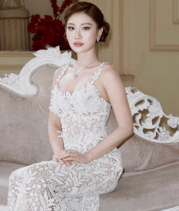 Phương Linh diện váy ren khoe sắc vóc quyến rũ