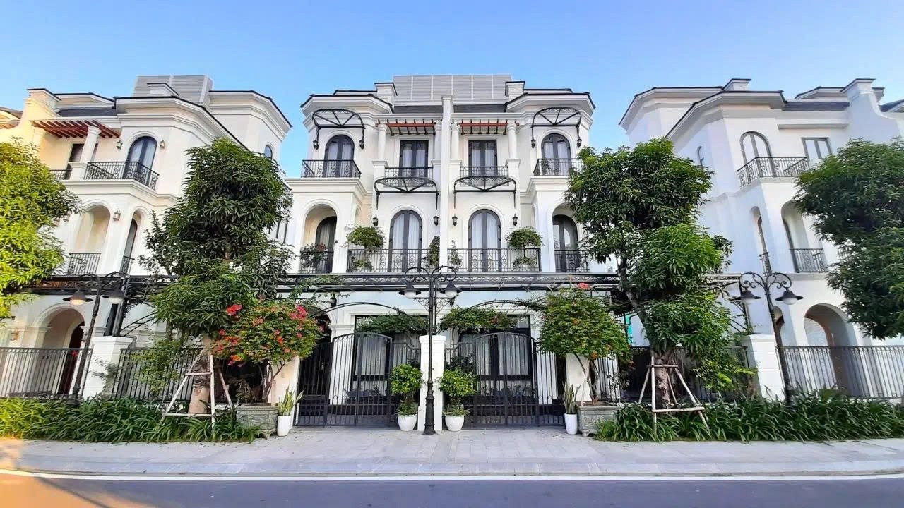 Giá biệt thự tại Vinhomes Ocean Park dao động từ 200 – 300 triệu đồng/m2, tương đương 20 – 50 tỷ đồng/căn tùy diện tích và vị trí.