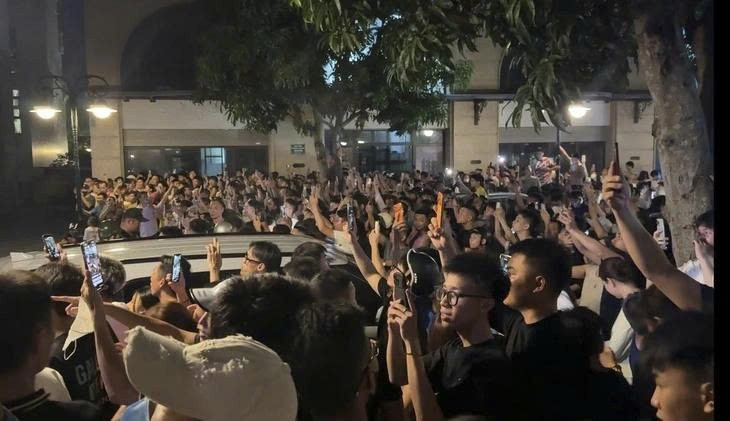 Dòng người chen nhau trước cửa nhà Huấn Hoa Hồng livestream từ chiều đến đêm - Ảnh: HỒNG QUANG