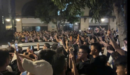 Dòng người chen nhau trước cửa nhà Huấn Hoa Hồng livestream từ chiều đến đêm - Ảnh: HỒNG QUANG