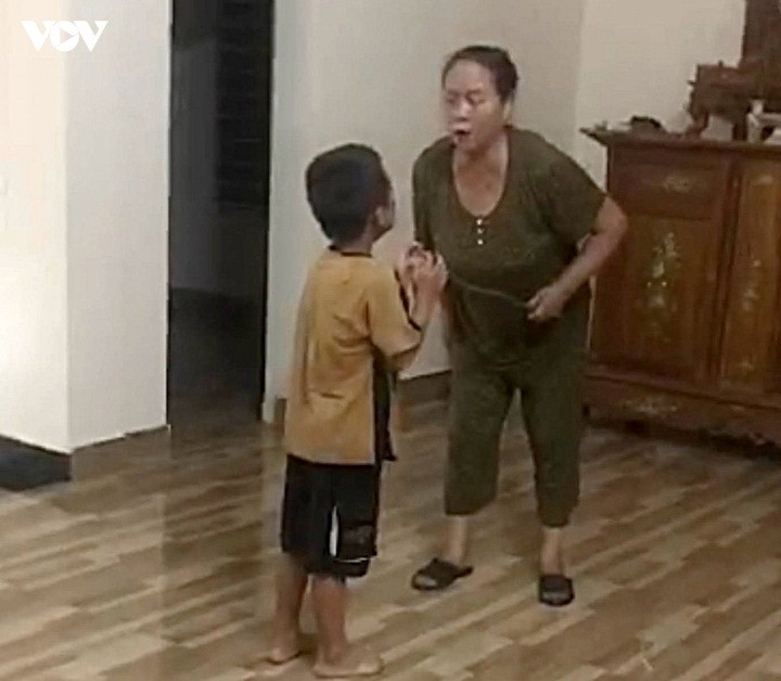 Người bà dùng roi đánh cháu nội liên tiếp tại Nghệ An. (Ảnh cắt từ video).
