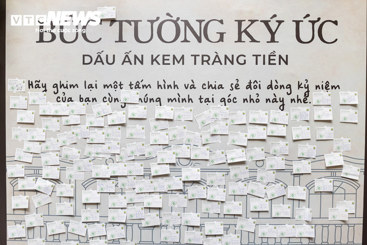 Khách ùn ùn kéo đến trước khi cửa hàng kem Tràng Tiền gần 70 năm tuổi đóng cửa - 14