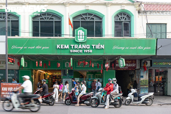 Nhắc đến những thức quà gắn với Hà Nội thì không thể quên kem Tràng Tiền. Gần 70 năm qua, cửa hàng kem 35 Tràng Tiền đã trở thành điểm đến của biết bao thế hệ người dân Thủ đô và du khách thập phương.