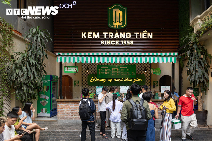 Ghi nhận của PV VTC News, ngay sáng 9/9, bên trong cửa hàng đã luôn đông khách, dù đây không phải là giờ cao điểm.