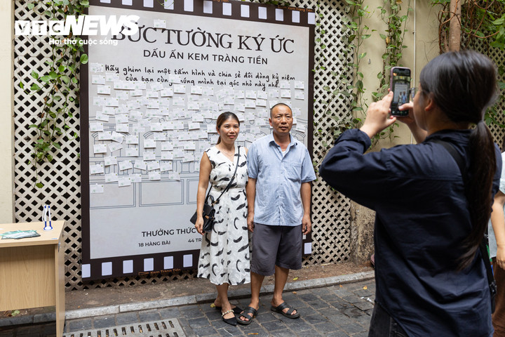 Không gian cửa hàng những ngày này cũng trở thành nơi được nhiều khách chụp ảnh, check-in nhằm lưu giữ những kỷ niệm về Thủ đô Hà Nội.